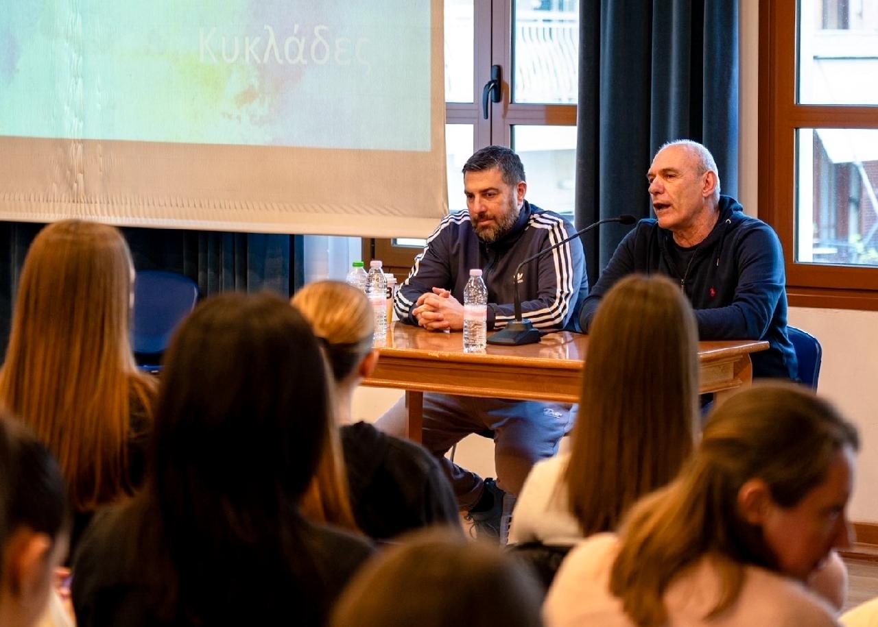 Δεκάδες φίλοι της παράδοσης στο σεμινάριο για τους Κυκλαδίτικους χορούς στο Λύκειον των Ελληνίδων μυήθηκαν στα μυστικά των κυ