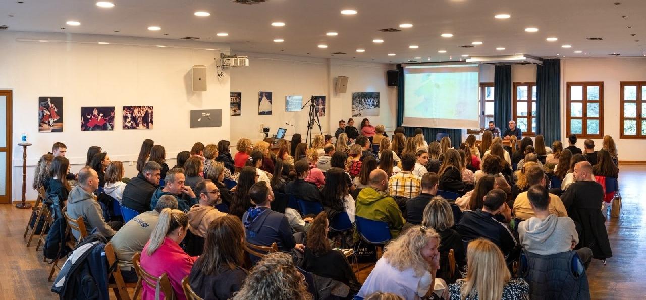 Δεκάδες φίλοι της παράδοσης στο σεμινάριο για τους Κυκλαδίτικους χορούς στο Λύκειον των Ελληνίδων μυήθηκαν στα μυστικά των κυ