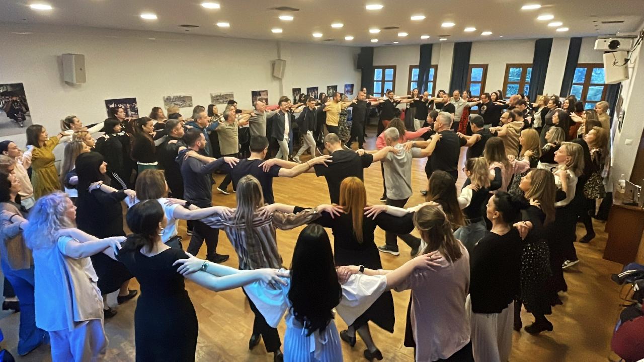 Δεκάδες φίλοι της παράδοσης στο σεμινάριο για τους Κυκλαδίτικους χορούς στο Λύκειον των Ελληνίδων μυήθηκαν στα μυστικά των κυ