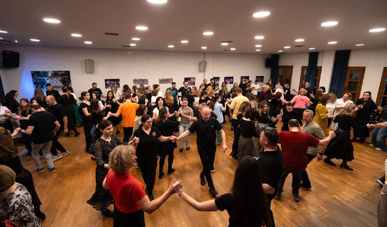 Δεκάδες φίλοι της παράδοσης στο σεμινάριο για τους Κυκλαδίτικους χορούς στο Λύκειον των Ελληνίδων μυήθηκαν στα μυστικά των κυ